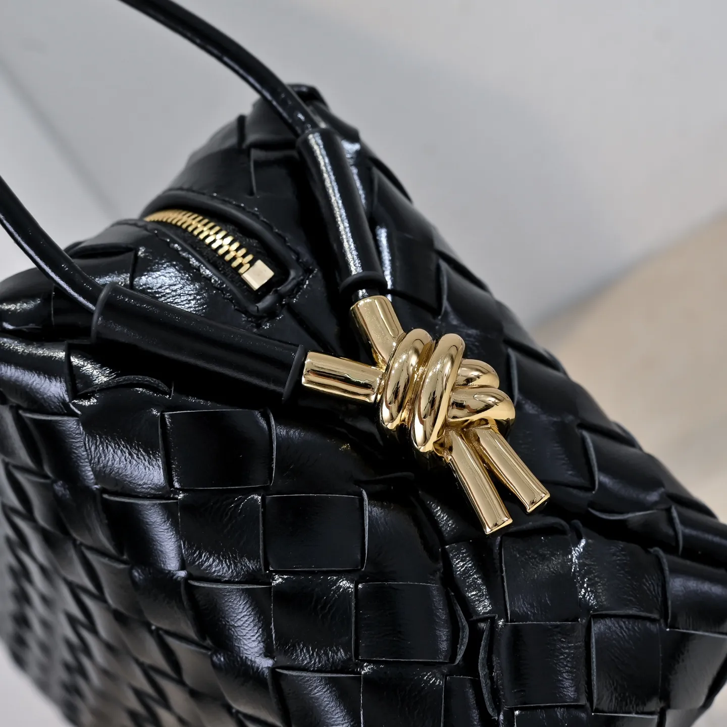 Batch 1660 𝗕𝗼𝘁𝘁𝗲𝗴𝗮 𝗩𝗲𝗻𝗲𝘁𝗮———— The latest version of the loop camera bag💥 from BV’s King of Cost-Effectiveness counter, large woven texture➕Ultra-high quality wax leather as always, with zippers, hardware decoration on both sides, adjustable drawstrings, it is especially suitable for the tummy💫It can hold anything, it is also very light, suitable🈴️for girls of all ages, size: 22*15*8cm, style number: 6126